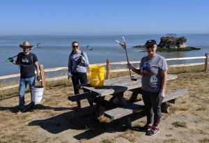 Coastal Cleanup volunteers